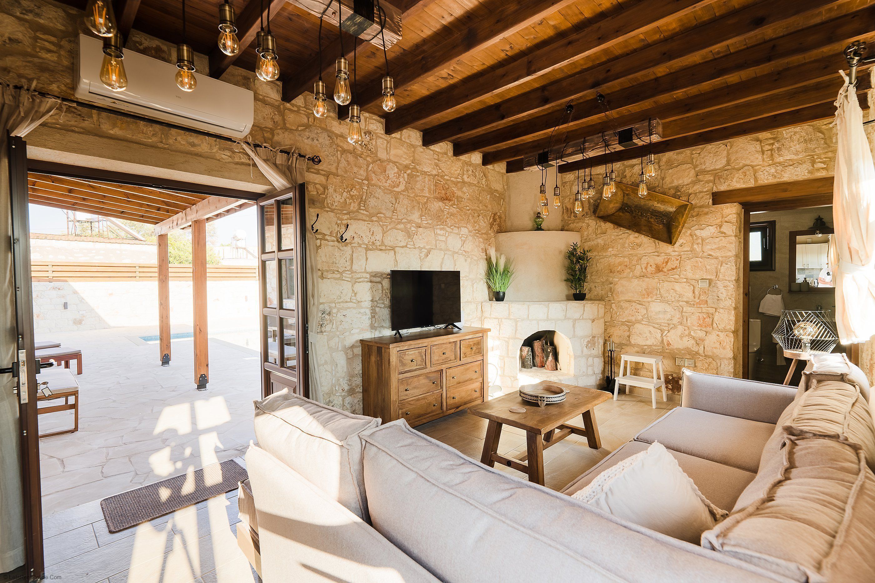 Televisión y chimenea 