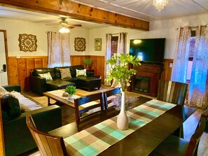 Cabin dành cho gia đình | Khu phòng khách | TV LCD 50-inch có truyền hình cáp 