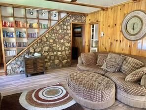 Grand Cabin | Living area | 50-inch LCD TV with cable channels