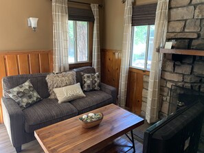 Comfort Cabin | Free WiFi, bed sheets - Grey Squirrel Resort (Big Bear Lake)