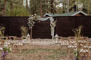 Outdoor wedding area - Grey Squirrel Resort (Big Bear Lake)