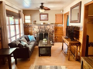 Cabin dành cho gia đình | Khu phòng khách | TV LCD 50-inch có truyền hình cáp 