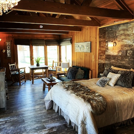Romantic Studio Suite. Grey Squirrel Resort