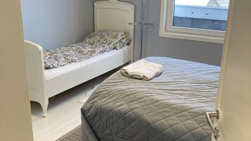 4 soverom, skrivebord, reiseseng for barn og wi-fi (inkludert)