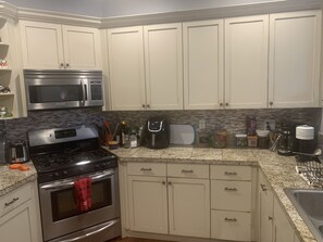 Fridge, microwave, oven, stovetop - Eagle townhouse beautiful and well appointed sleeps 6. Designer unit! (Eagle)