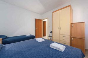 2 bedrooms, WiFi - Holiday apartment with air conditioning near the sea (Lovrečica)