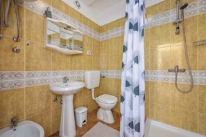 Shower, bidet - Holiday apartment with air conditioning near the sea (Lovrečica)