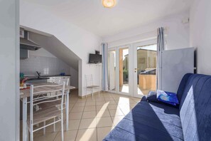 TV - Holiday apartment with air conditioning near the sea (Lovrečica)