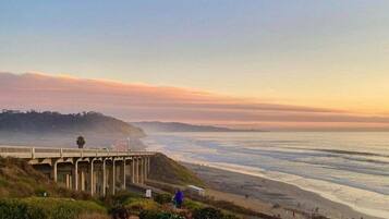 Vlak bij het strand, ligstoelen aan het strand, strandlakens