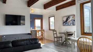 1 slaapkamer, een bureau, een strijkplank/strijkijzer, reisbedje