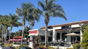 Un restaurant appelé « Bonnaseria » propose des places assises en plein air, et un café appelé « Bird Rock Coffee Roasters » est situé juste à côté.