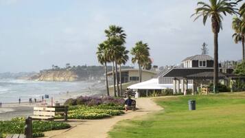 Beach nearby, sun loungers, beach towels