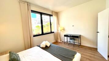 2 habitaciones, tabla de planchar con plancha, internet y ropa de cama
