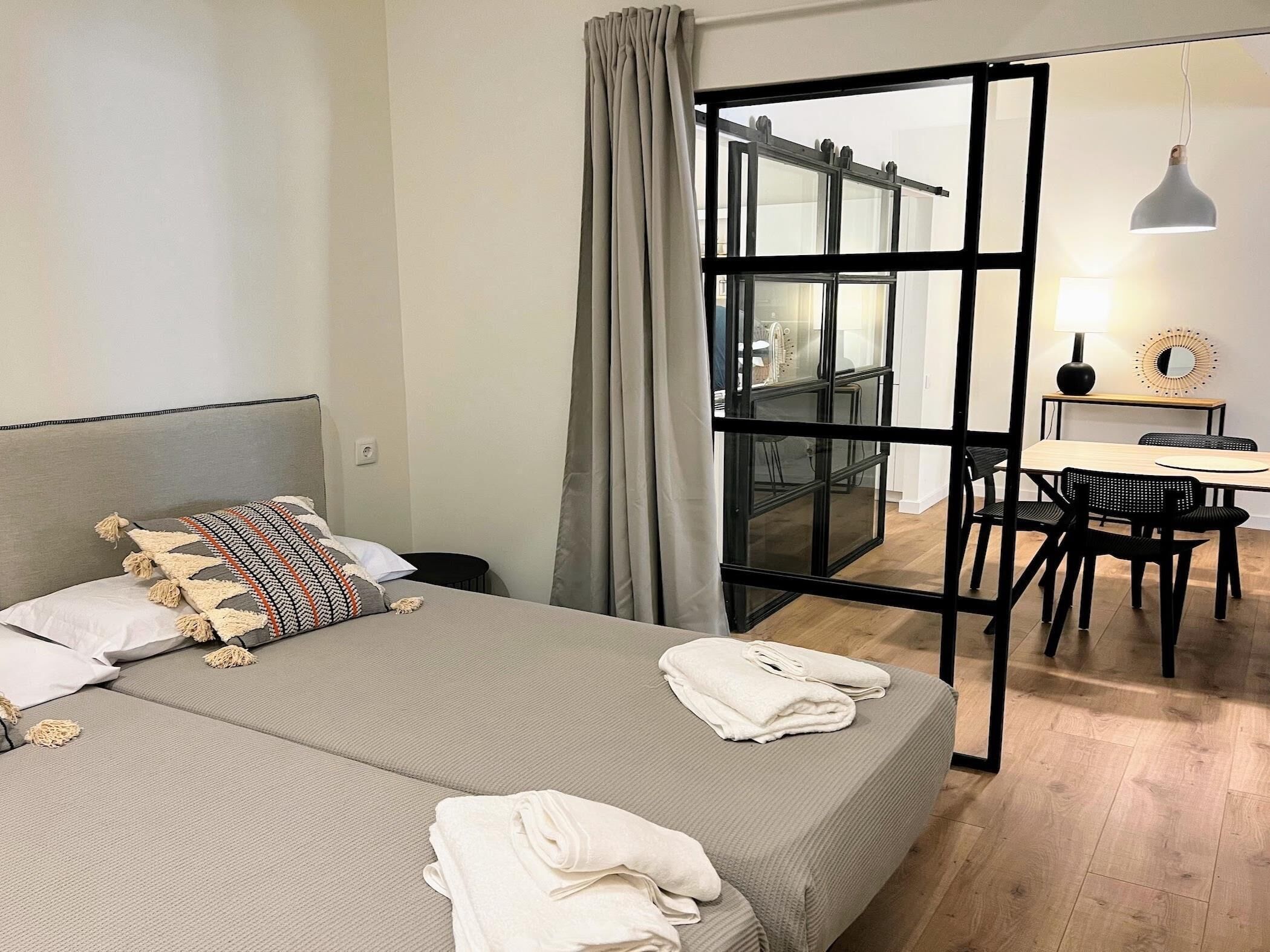 2 habitaciones, tabla de planchar con plancha y acceso a internet 