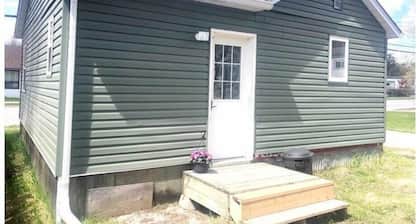 Cozy walk in ready tiny home in the heart of town, walking distance to hospital