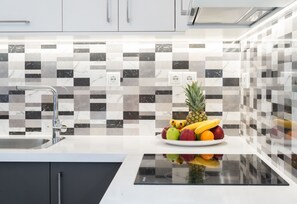 Apartamento superior | Cozinha privada | Geladeira grande, micro-ondas, fogão, cooktop