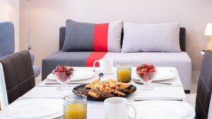 En matplats med ett bord dukat för frukost, inklusive tallrikar, skålar och glas.