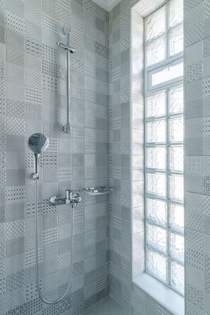 Departamento superior | Baño | Regadera, regadera tipo lluvia, secadora de cabello, toallas 