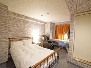 Basic Double Room | Dihias secara berasingan, meja, langsir/tirai gelap terus 