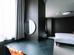 Eenvoudige Twin kamer | Individueel gedecoreerd, een bureau, verduisterende gordijnen