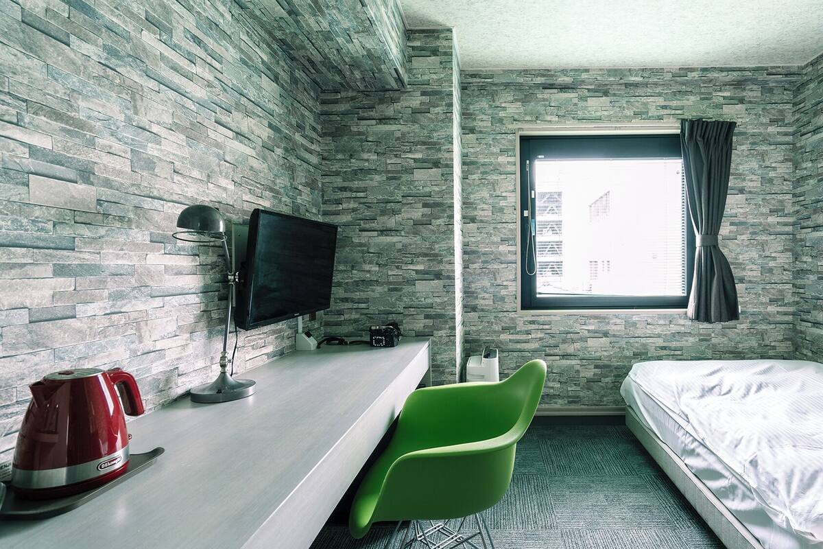 办公桌、遮光窗帘、熨斗/熨板、免费 WiFi