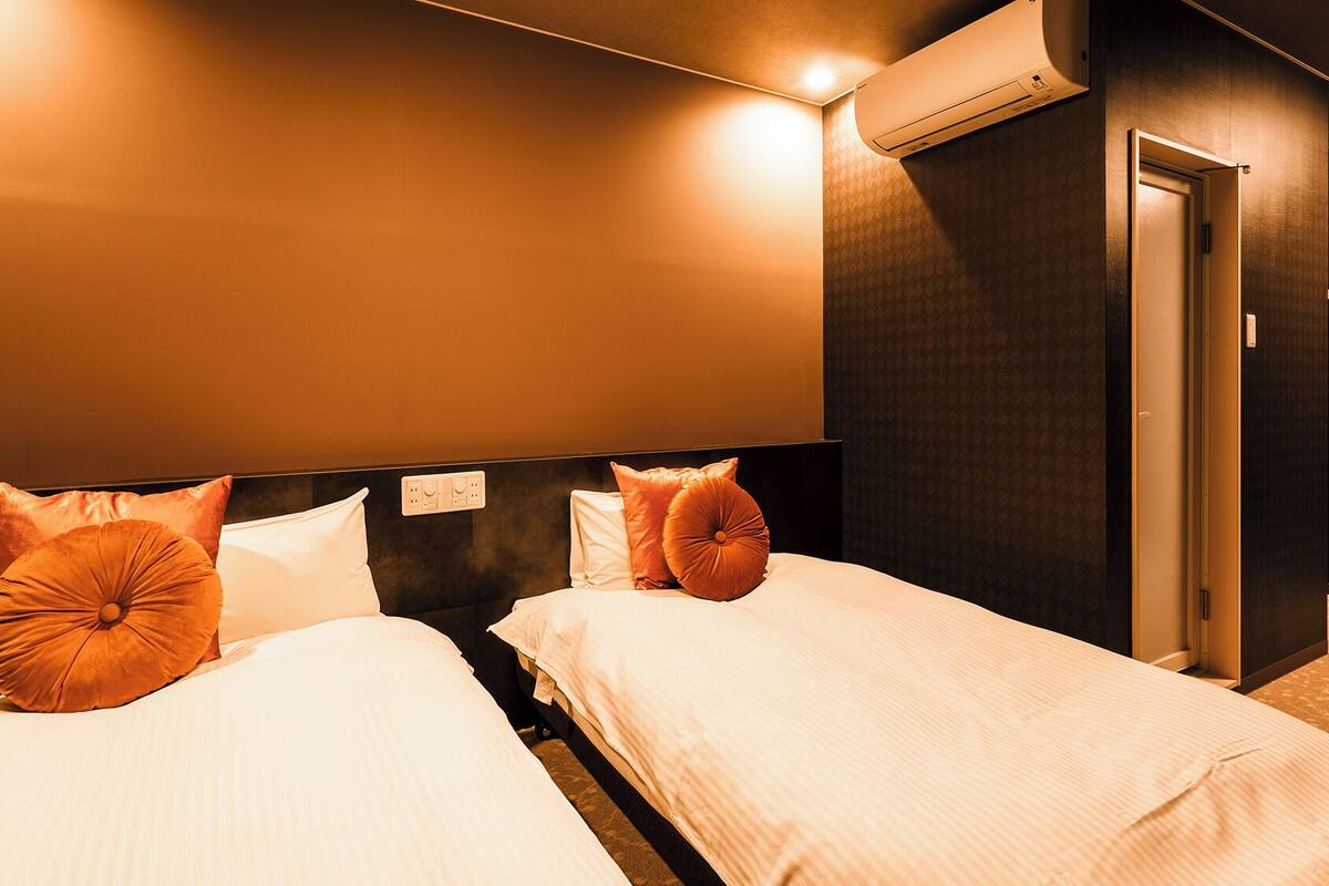 办公桌、遮光窗帘、熨斗/熨板、免费 WiFi