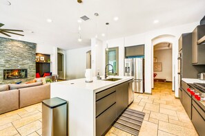 Refrigerador, microondas, horno y parrilla de estufa