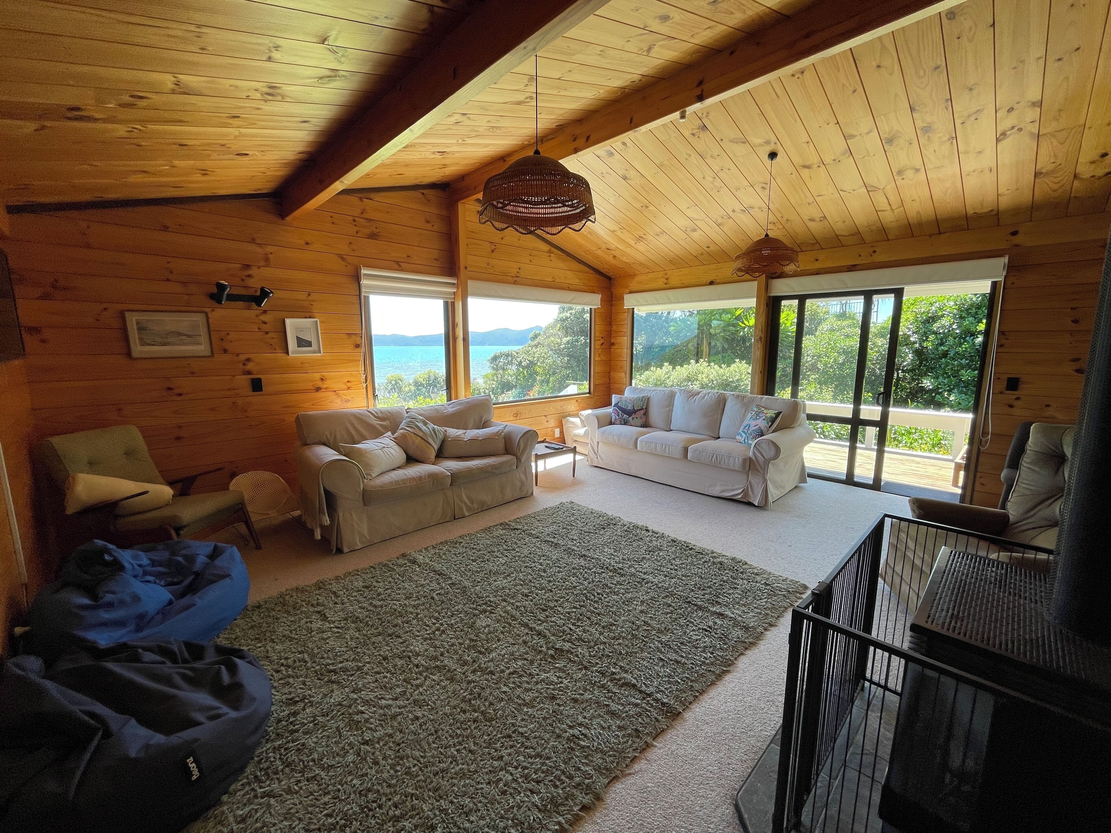 Fernseher, Kamin, Bücher