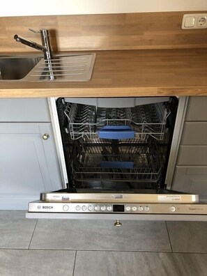 Réfrigérateur, four, plaque de cuisson, lave-vaisselle