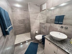 Dusche, Haartrockner, Handtücher