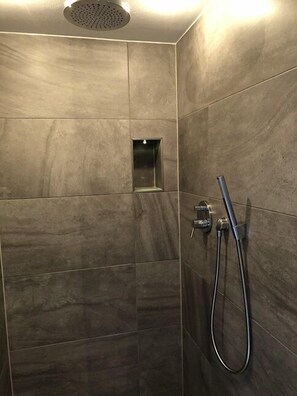 Dusche, Haartrockner, Handtücher