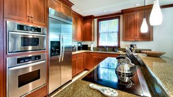 Luksusvilla (Unit 11A) | Eget kjøkken | Kjøleskap, mikrobølgeovn, ovn og kokeplater