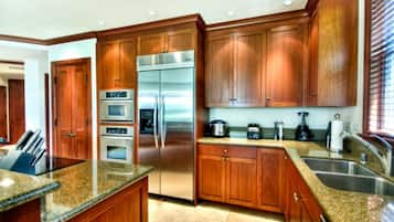 Luxury Villa (Unit 11A) | Private kitchen | Full-size fridge, microwave, oven, stovetop