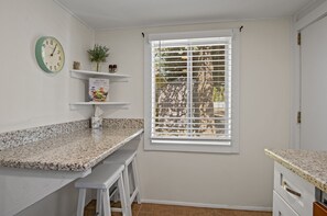 Interior - Downtown Green Gable Bungalow with AC, Fully Fenced Yard, W/D, 2 Smart TVs, WiFi (Flagstaff)