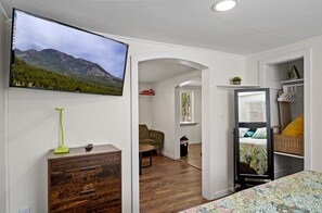 1 bedroom, iron/ironing board, free WiFi, bed sheets - Downtown Green Gable Bungalow with AC, Fully Fenced Yard, W/D, 2 Smart TVs, WiFi (Flagstaff)