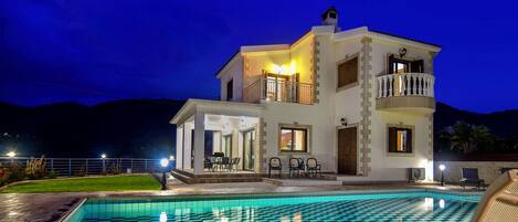 حمّام سباحة خارجي