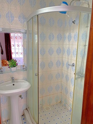 Shower, towels, soap, toilet paper - Homely apartment 2 (Kisumu)