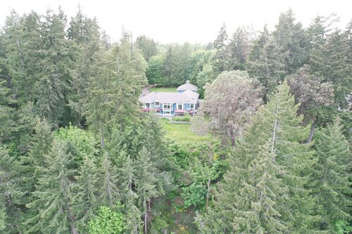 Water view high bank two bedroom private border Manchester State Park.