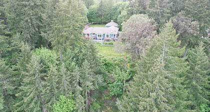 Water view high bank two bedroom private border Manchester State Park.