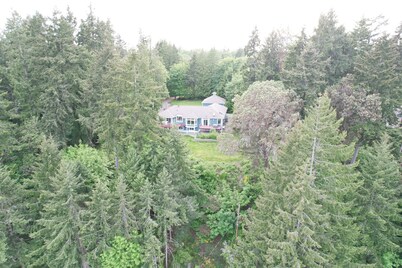 Water view high bank two bedroom private border Manchester State Park.