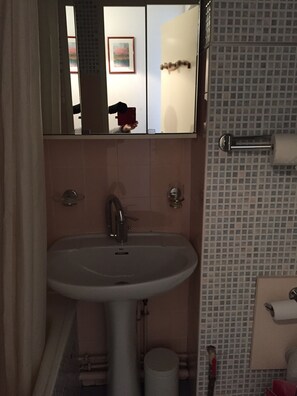 Baignoire, sèche-cheveux