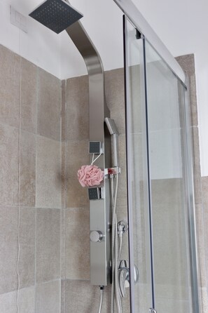 Shower, hair dryer, bidet, towels - Charme Ibleo - Country house in Sicily (Ragusa)
