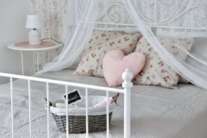 2 bedrooms, iron/ironing board, travel cot, free WiFi