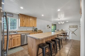 Fridge, microwave, oven, stovetop - 5 Bedroom, 3 King, sleeps 15 Near Skiing, hiking (Sandy)