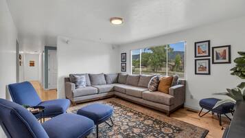 智能電視、乒乓球設施、電腦螢幕