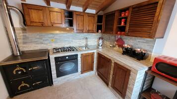 Frigorifero, microonde, forno, piano cottura