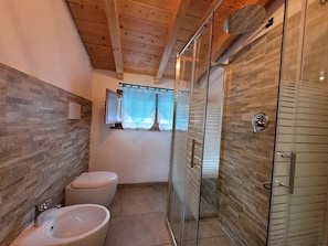 Douche, articles de toilette écologiques, sèche-cheveux, bidet