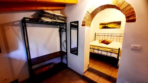 2 quartos, cofres nos quartos, escrivaninha