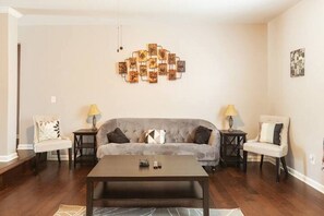 Smart TV, fireplace, foosball, printers - Stylish &Spacious 5BD Home w/ a Spa-Like Suite 22min from DT Atlanta! (Atlanta)