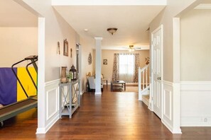 Interior - Stylish &Spacious 5BD Home w/ a Spa-Like Suite 22min from DT Atlanta! (Atlanta)